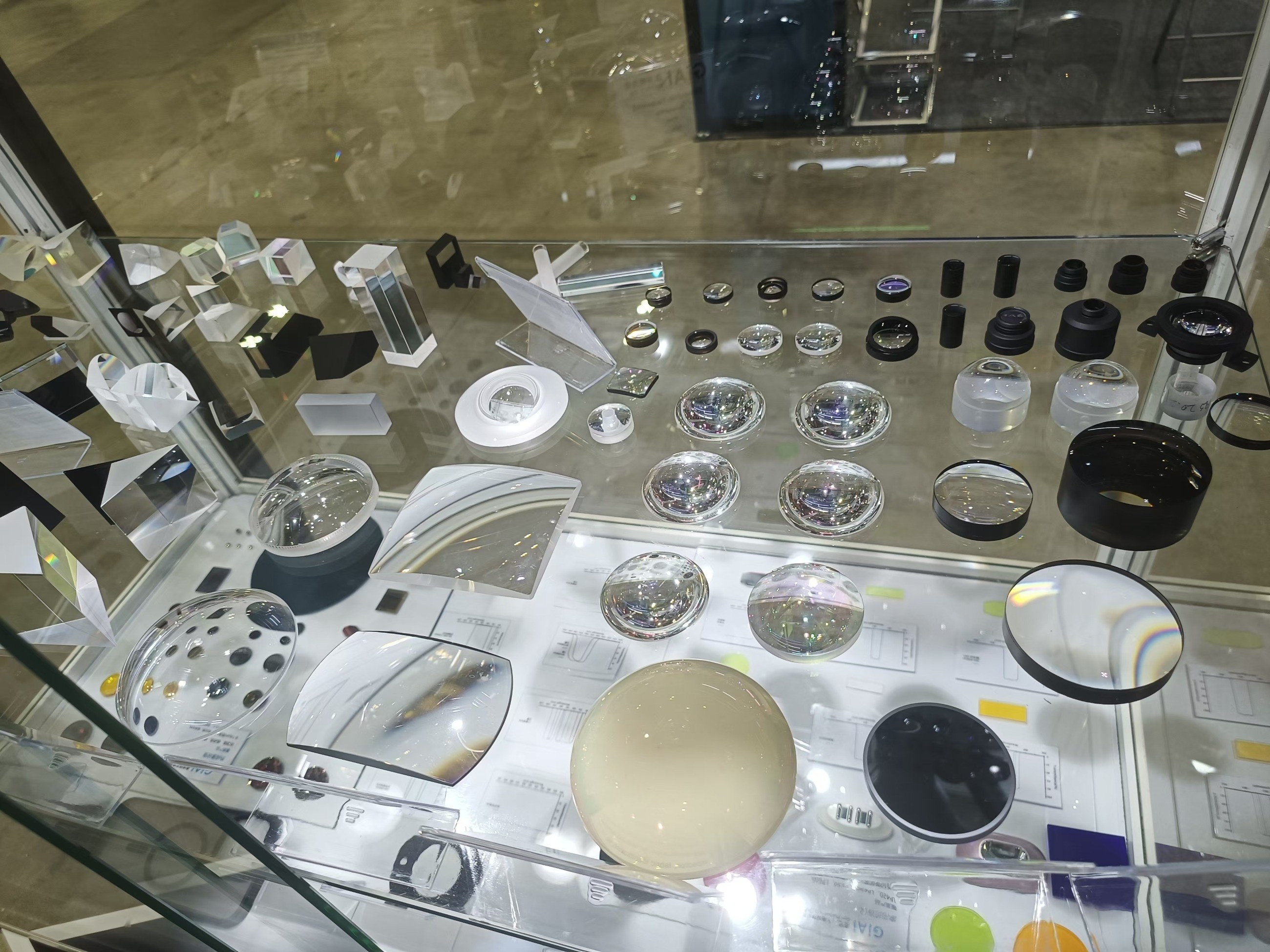 濾光片 非球面點(diǎn)車(chē)與一體模壓工藝對(duì)比與應(yīng)用表現(xiàn)